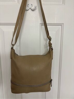 Minimalist Tan Leather Shoulder Bag with Front Zipy